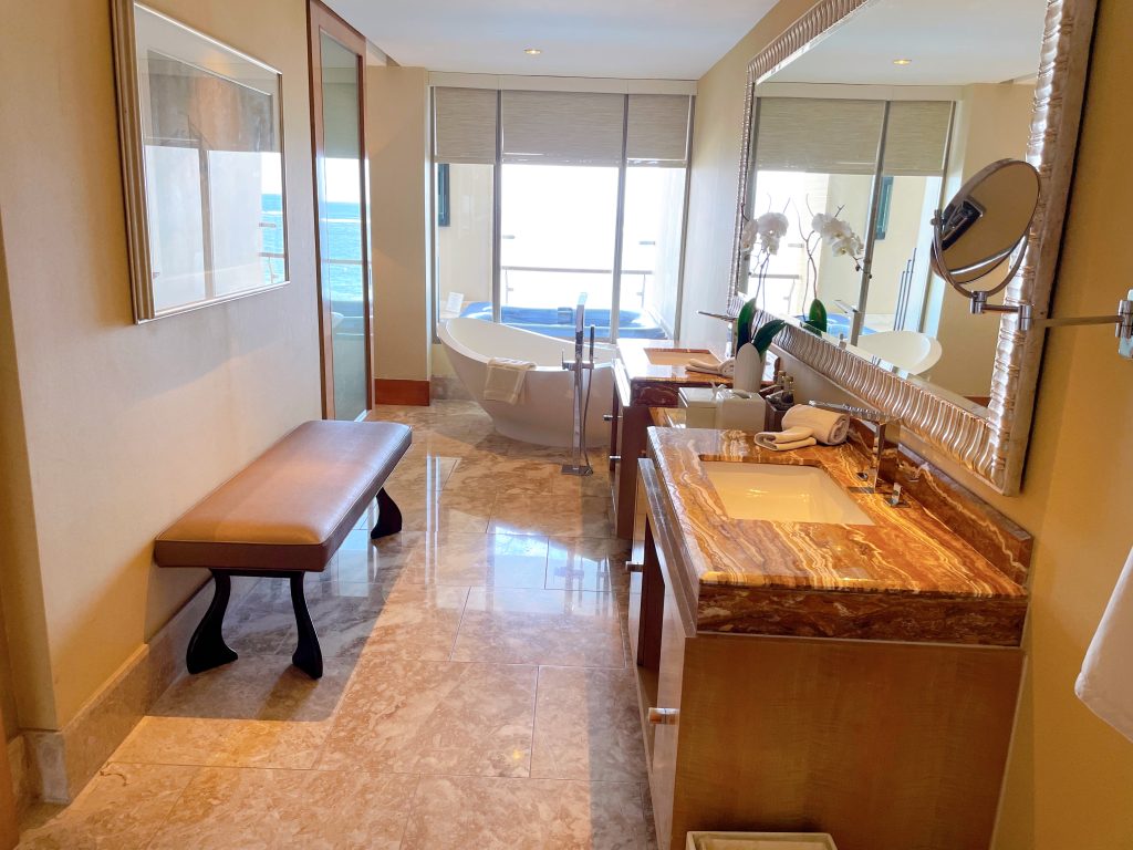 The Earl Beachfront View(ジ・アールスイート ビーチフロントビュー)バスルームと洗面