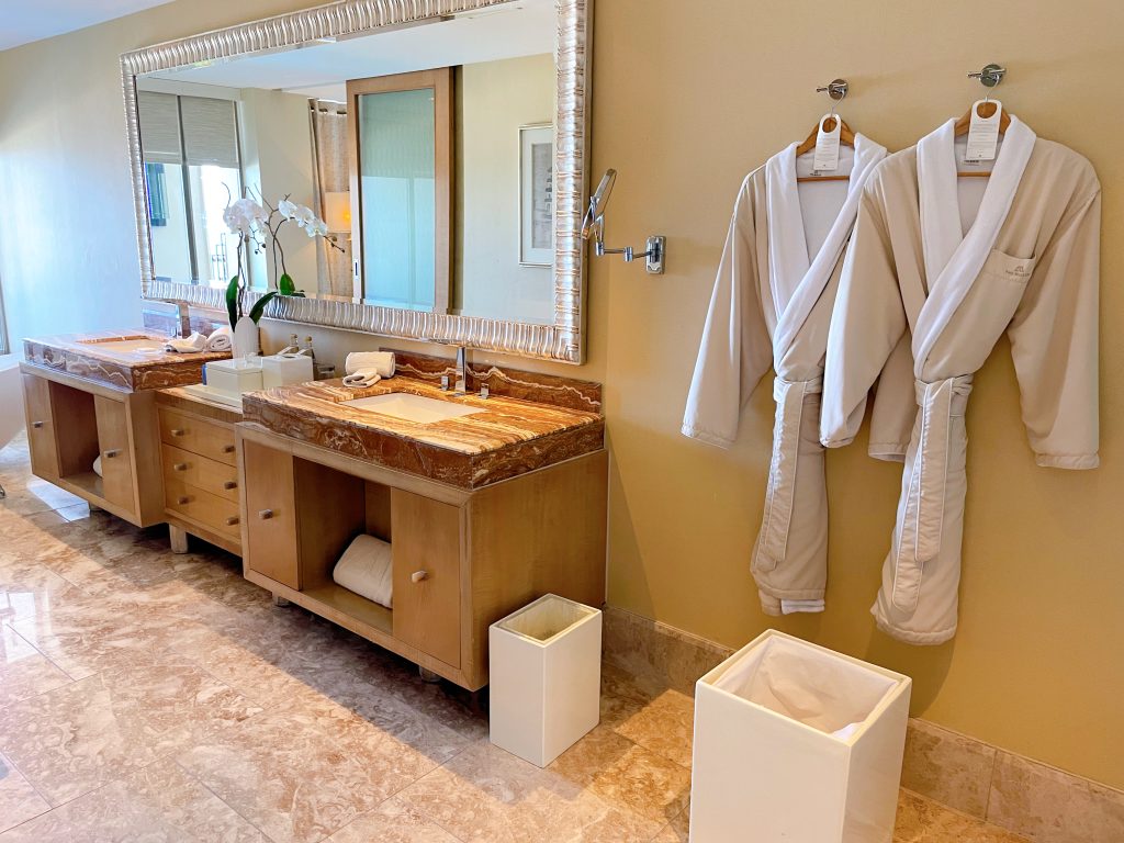 The Earl Beachfront View(ジ・アールスイート ビーチフロントビュー)バスルームと洗面