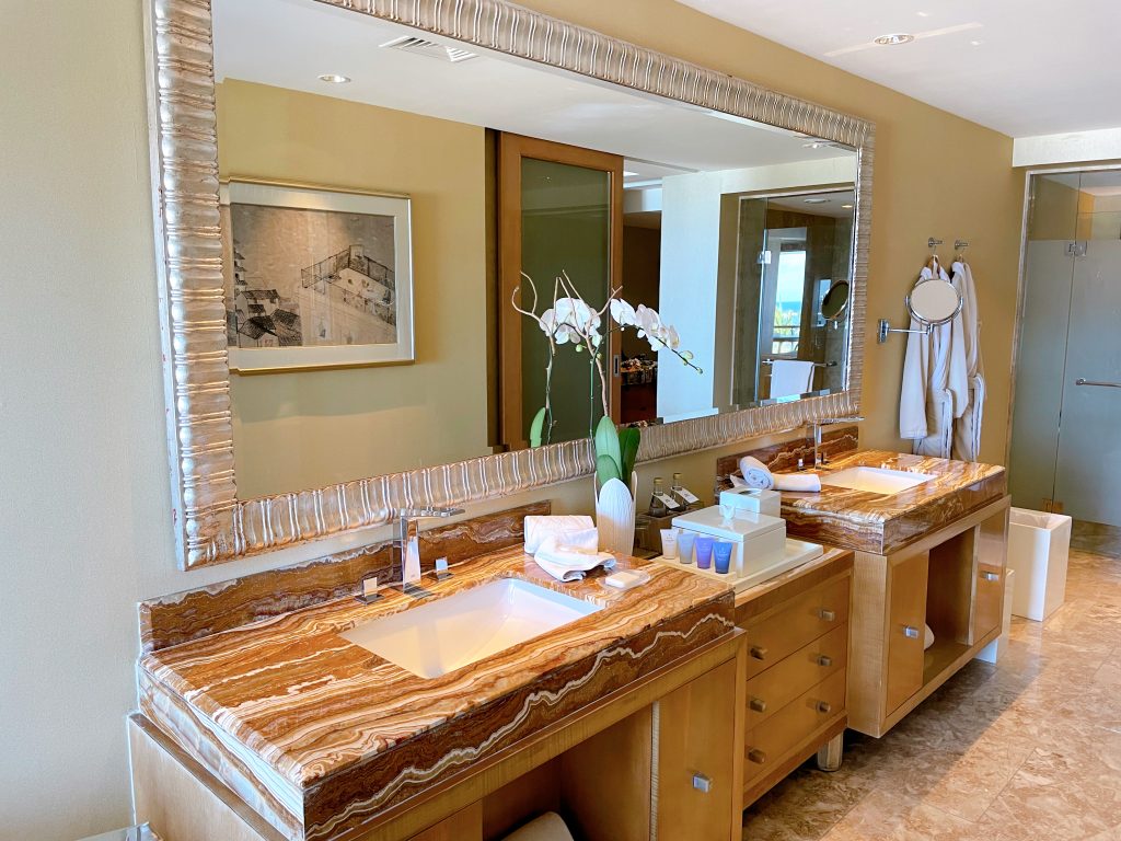 The Earl Beachfront View(ジ・アールスイート ビーチフロントビュー)バスルームと洗面